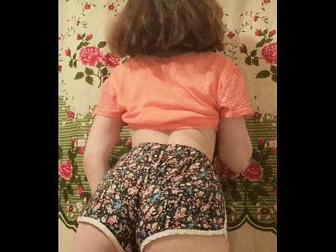 ❤️ Seksi enom bayek stripping mati dheweke kathok cendhak ing kamera ️ Video seks ing kita ☑