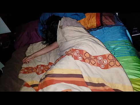 ❤️ Anak tiri berating ibu tiriné enom nalika dheweke turu. ️ Video seks ing kita ☑