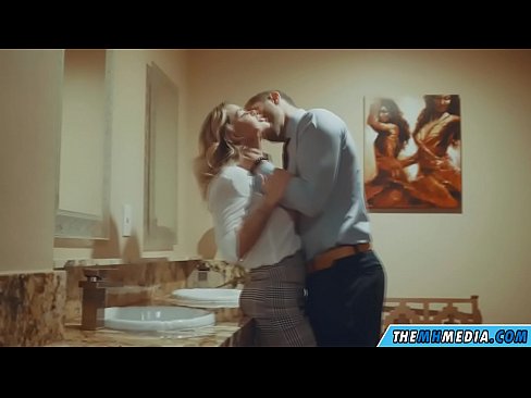 ❤️ Nalika pirang semok seduces sampeyan ing toilet umum ️ Video seks ing kita ☑
